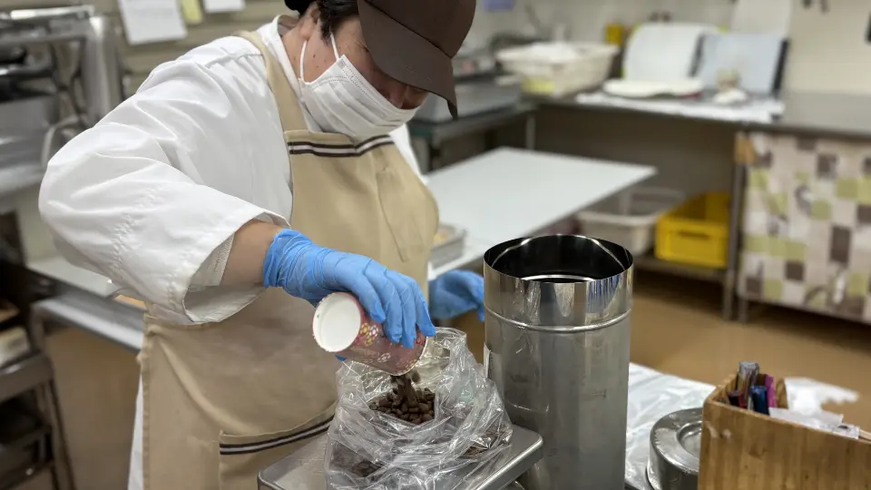 コーヒー焙煎作業